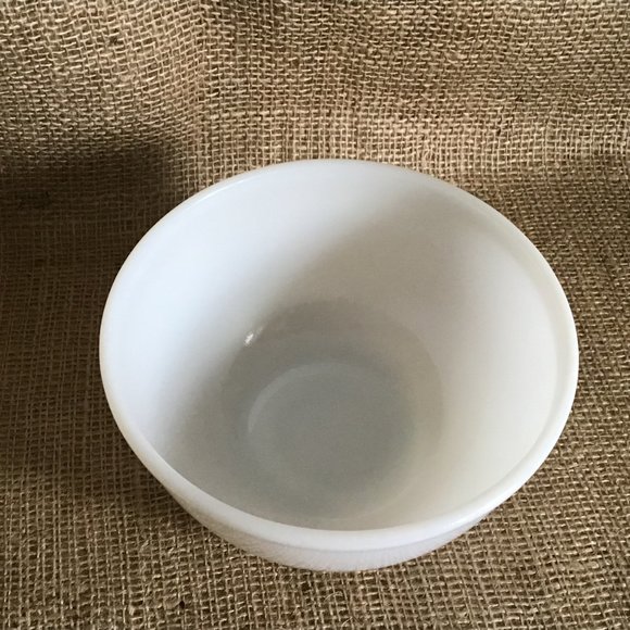 Fire King Milk Glass 7 Inch Mixing Bowl VTG - Picture 3 of 5